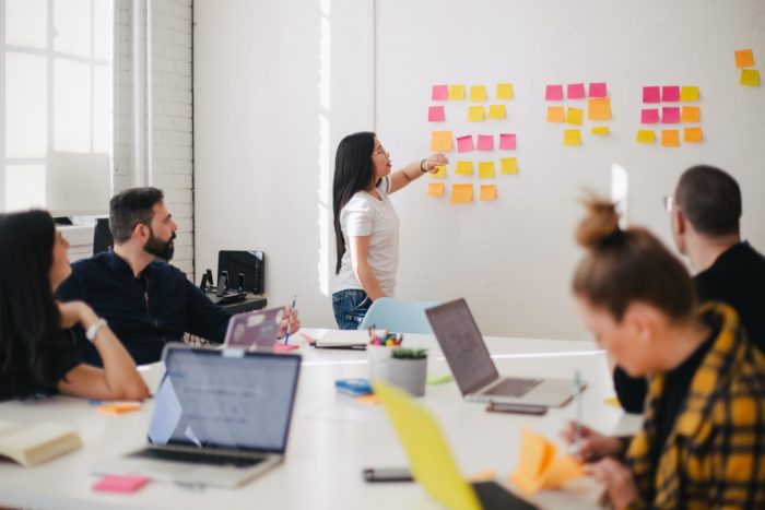 Equipe travaillant sur sa stratégie de communication